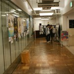 Le couloir du building qui mène à Kyoto Cinema
