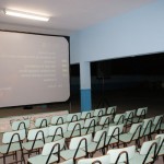 Une salle de ciné improvisée dans une cour d'école