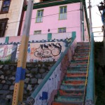 un escalier coloré