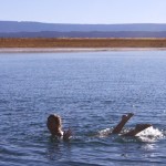 Elsa qui flotte sur le ventre dans la lagune