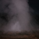 un geyser dans la nuit