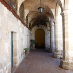 Dans les arcades du Monastère