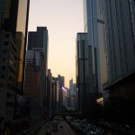 le soleil se couche sur Hong Kong