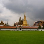 à l'entrée du Grand Palais et de Wat Phra Kaew