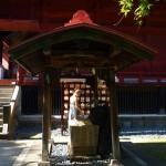 à l'entrée d'un temple dans le parc de Ueno