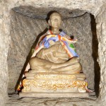 une toute petite statue de moine
