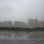 L'esplanade du musée, un jour de pluie
