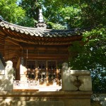 un pavillon en bois sculpté dans les jardins